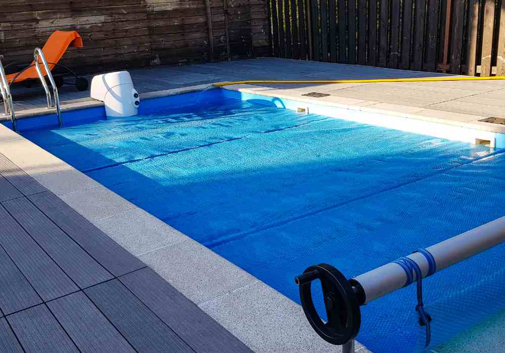 How to Clean Automatic Pool Cover Effectively?